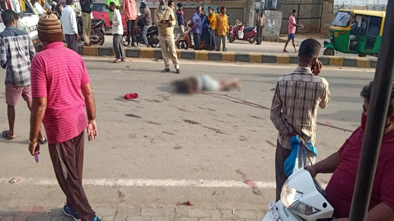 ಬೆಳ್ಳಂಬೆಳಗ್ಗೆ ಸರಣಿ ಅಪಘಾತ: ಸ್ಥಳದಲ್ಲಿಯೇ ಹಾರಿಹೋಯ್ತು ಇಬ್ಬರ ಪ್ರಾಣಪಕ್ಷಿ ಬೆಳ್ಳಂಬೆಳಗ್ಗೆ ಸರಣಿ ಅಪಘಾತ: ಸ್ಥಳದಲ್ಲಿಯೇ ಹಾರಿಹೋಯ್ತು ಇಬ್ಬರ ಪ್ರಾಣಪಕ್ಷಿ