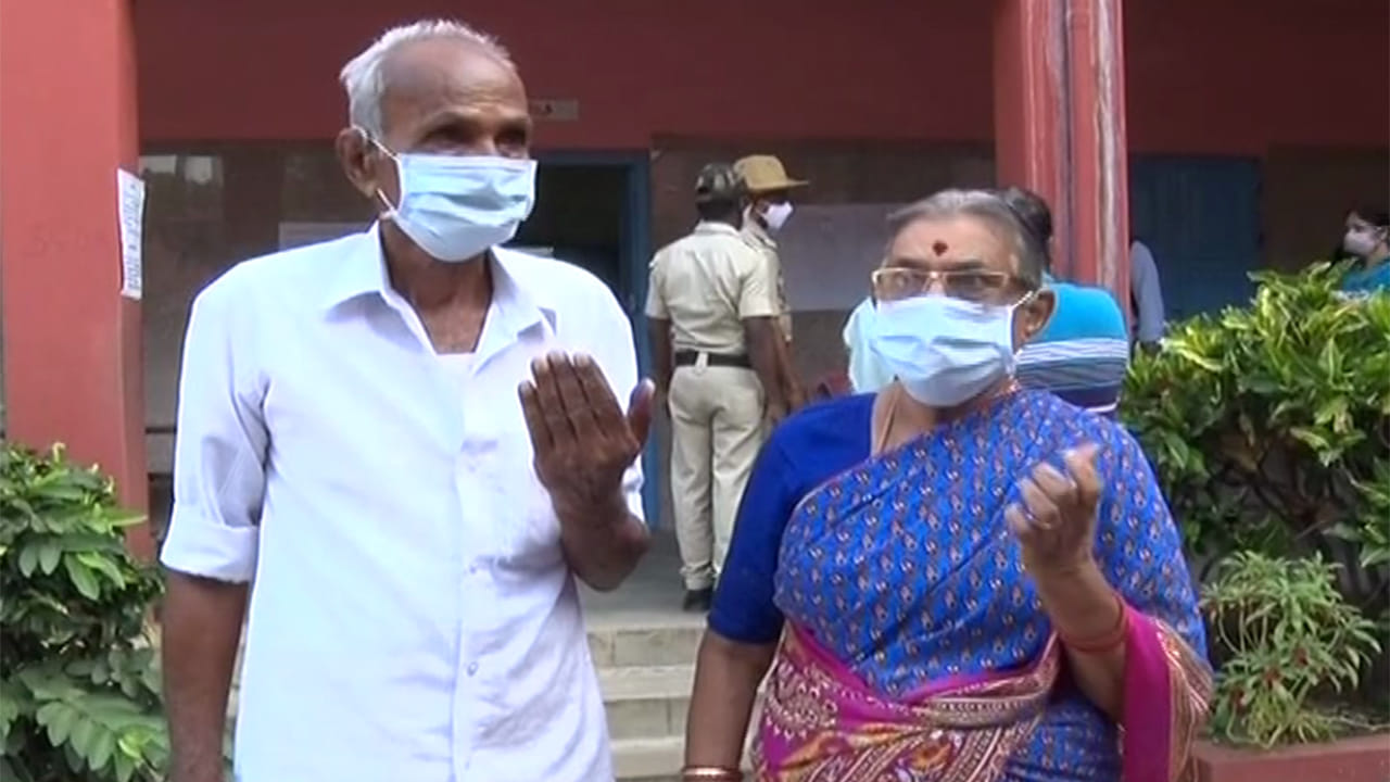 ರಾಜರಾಜೇಶ್ವರಿ ನಗರದ ಮತದಾರ ಅಭ್ಯರ್ಥಿಗಳ ಹಣೆಬರಹ ನಿರ್ಧರಿಸಿದ್ದಾನೆ! ರಾಜರಾಜೇಶ್ವರಿ ನಗರದ ಮತದಾರ ಅಭ್ಯರ್ಥಿಗಳ ಹಣೆಬರಹ ನಿರ್ಧರಿಸಿದ್ದಾನೆ!