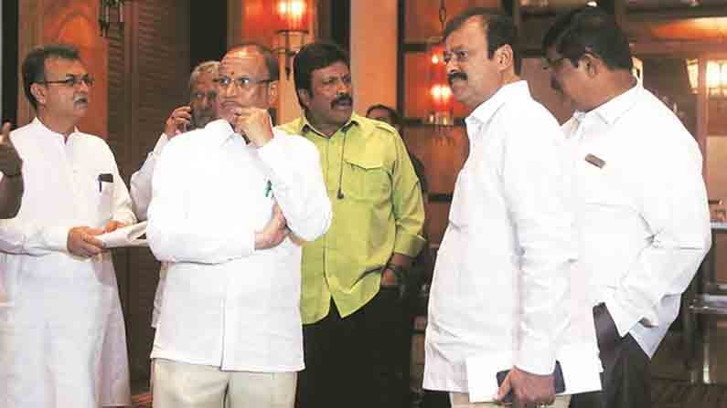 ಕುತೂಹಲ ಕೆರಳಿಸಿದ ವಲಸೆ ಹಕ್ಕಿಗಳ ದಿಢೀರ್ ಸಭೆ: ರೆಬೆಲ್ ಶಾಸಕರು, ಸಚಿವರು ತೆಗೆದುಕೊಂಡ ನಿರ್ಣಯಗಳೇನು? ಕುತೂಹಲ ಕೆರಳಿಸಿದ ವಲಸೆ ಹಕ್ಕಿಗಳ ದಿಢೀರ್ ಸಭೆ: ರೆಬೆಲ್ ಶಾಸಕರು, ಸಚಿವರು ತೆಗೆದುಕೊಂಡ ನಿರ್ಣಯಗಳೇನು?