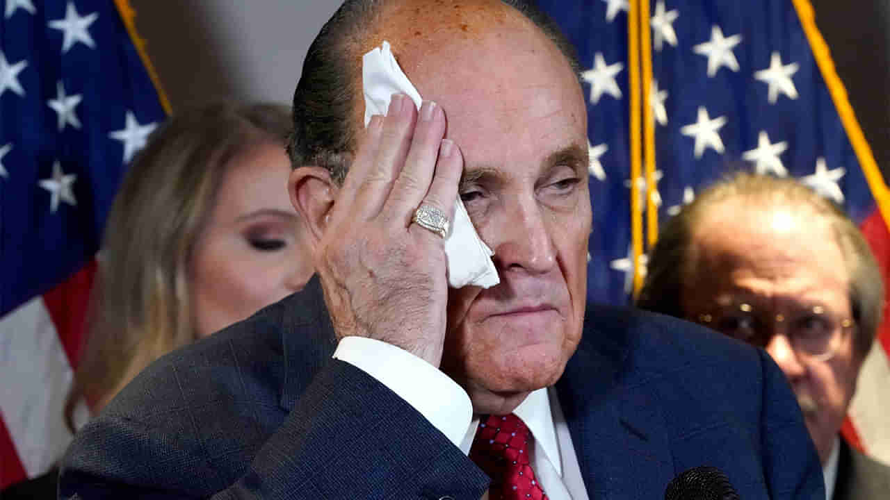 ಟ್ರಂಪ್ ವಕೀಲನಿಗೆ ಪಜೀತಿ ತಂದಿಟ್ಟ ಹೇರ್ ಡೈ; ಕೆನ್ನೆಮೇಲೆ ಇಳಿದು ಬಂತು ಡೈ-ಮಿಶ್ರಿತ ಬೆವರು | Dark streaks on Trump Lawyer’s Face during a press conference