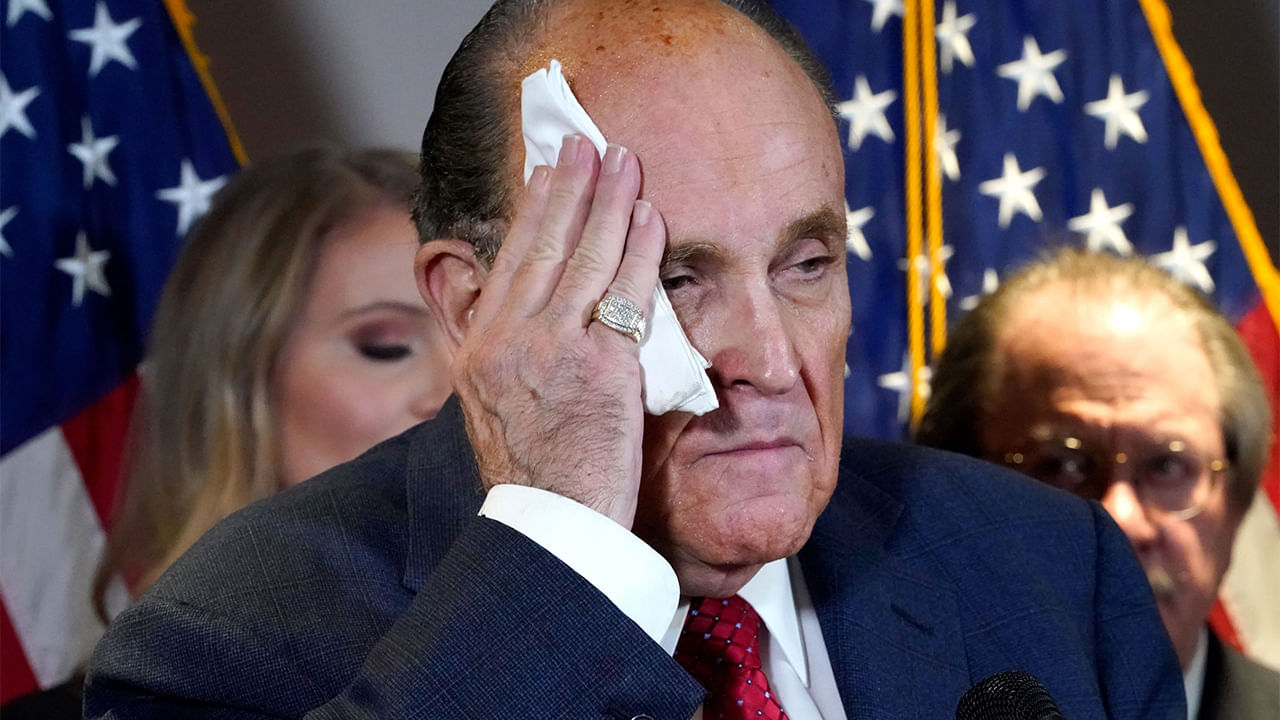 ಟ್ರಂಪ್ ವಕೀಲನಿಗೆ ಪಜೀತಿ ತಂದಿಟ್ಟ ಹೇರ್ ಡೈ; ಕೆನ್ನೆಮೇಲೆ ಇಳಿದು ಬಂತು ಡೈ-ಮಿಶ್ರಿತ ಬೆವರು | Dark streaks on Trump Lawyer’s Face during a press conference ಟ್ರಂಪ್ ವಕೀಲನಿಗೆ ಪಜೀತಿ ತಂದಿಟ್ಟ ಹೇರ್ ಡೈ; ಕೆನ್ನೆಮೇಲೆ ಇಳಿದು ಬಂತು ಡೈ-ಮಿಶ್ರಿತ ಬೆವರು | Dark streaks on Trump Lawyer’s Face during a press conference