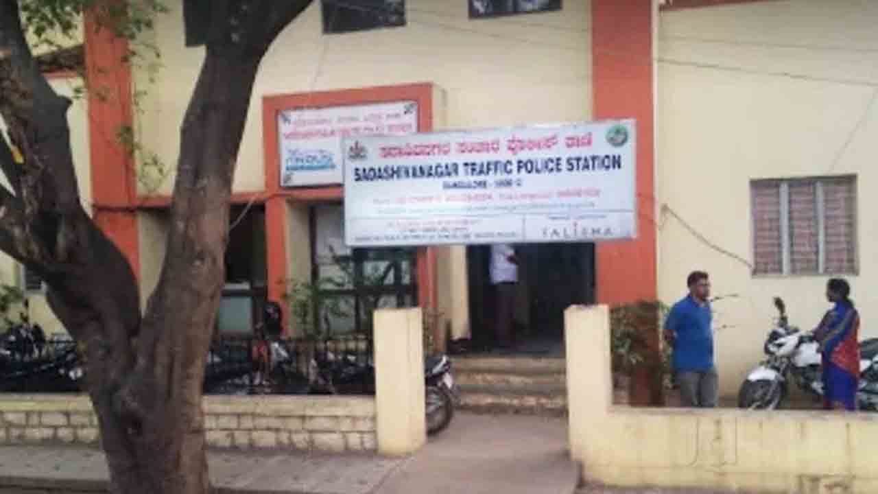 Dark Web ಆರೋಪಿಗಳಿಗೆ ನೆರವಾದ ಹೆಡ್ ಕಾನ್ಸ್ಟೇಬಲ್ ಪ್ರಭಾಕರ್ ಸಸ್ಪೆಂಡ್ Dark Web ಆರೋಪಿಗಳಿಗೆ ನೆರವಾದ ಹೆಡ್ ಕಾನ್ಸ್ಟೇಬಲ್ ಪ್ರಭಾಕರ್ ಸಸ್ಪೆಂಡ್