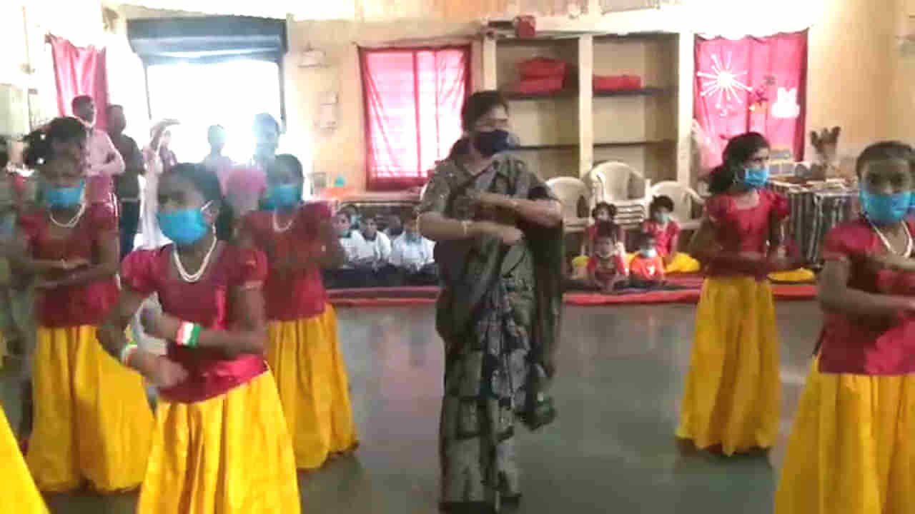 ಜನ್ಮದಿನ ಸಂಭ್ರಮದಲ್ಲಿ ಸಚಿವೆ ಶಶಿಕಲಾ ಜೊಲ್ಲೆ: ಮಕ್ಕಳೊಂದಿಗೆ ಬೆರೆತು ಮಸ್ತ್ ಮಸ್ತ್ ಡಾನ್ಸ್​..