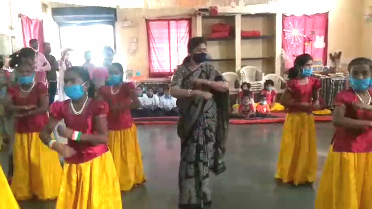 ಜನ್ಮದಿನ ಸಂಭ್ರಮದಲ್ಲಿ ಸಚಿವೆ ಶಶಿಕಲಾ ಜೊಲ್ಲೆ: ಮಕ್ಕಳೊಂದಿಗೆ ಬೆರೆತು ಮಸ್ತ್ ಮಸ್ತ್ ಡಾನ್ಸ್​..