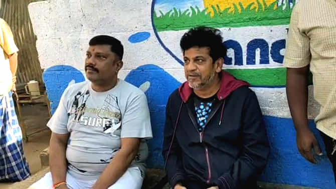 ಸರಳ ಜೀವಿ ಶಿವಣ್ಣ: ಬೀದಿ ಬದಿ ಟೀ ಕುಡಿದು ಫ್ಯಾನ್ಸ್​ಗಳ ಜತೆ ಕಾಲ ಕಳೆದ ಕರುನಾಡ ಚಕ್ರವರ್ತಿ