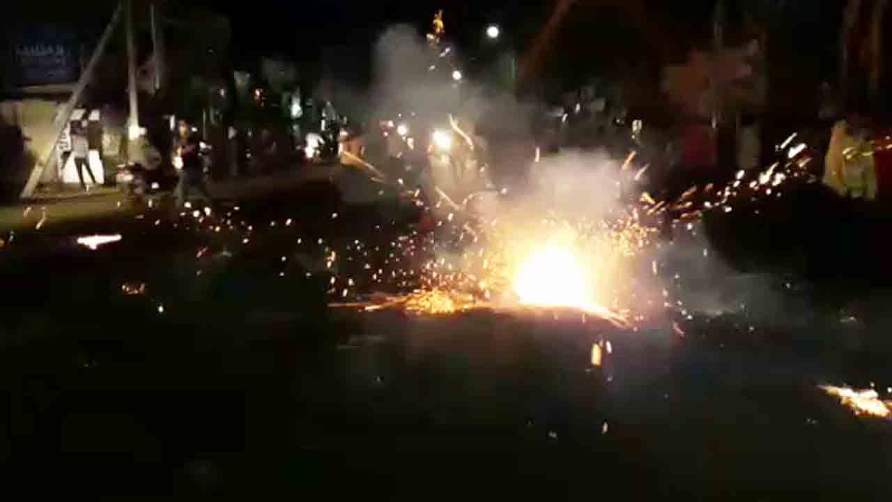 ಬೆಂಗಳೂರಲ್ಲಿ ಪಟಾಕಿ ಸಿಡಿಸುವ ವೇಳೆ 10 ಮಕ್ಕಳಿಗೆ ಗಾಯ ಬೆಂಗಳೂರಲ್ಲಿ ಪಟಾಕಿ ಸಿಡಿಸುವ ವೇಳೆ 10 ಮಕ್ಕಳಿಗೆ ಗಾಯ