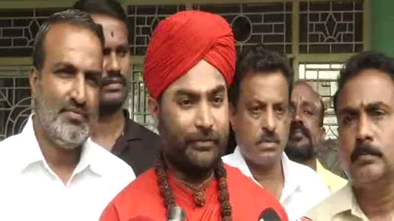 ‘ಬಸವ ಜಯಂತಿ ಆಚರಣೆಗೆ, ಸರ್ಕಾರಿ ಕಚೇರಿಯಲ್ಲಿ ಬಸವೇಶ್ವರರ ಫೋಟೋ ಇಡಲು ಸಿದ್ದರಾಮಯ್ಯ ಬರಬೇಕಾಯ್ತು’ ‘ಬಸವ ಜಯಂತಿ ಆಚರಣೆಗೆ, ಸರ್ಕಾರಿ ಕಚೇರಿಯಲ್ಲಿ ಬಸವೇಶ್ವರರ ಫೋಟೋ ಇಡಲು ಸಿದ್ದರಾಮಯ್ಯ ಬರಬೇಕಾಯ್ತು’