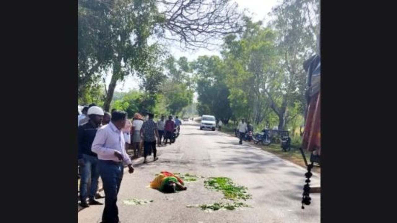 ಕಾರು ಡಿಕ್ಕಿ, ಬೈಕ್ ಓಡಿಸುತ್ತಿದ್ದ ಮಹಿಳಾ ಗ್ರಾಮ ಲೆಕ್ಕಾಧಿಕಾರಿ ಸ್ಥಳದಲ್ಲೇ ಸಾವು ಕಾರು ಡಿಕ್ಕಿ, ಬೈಕ್ ಓಡಿಸುತ್ತಿದ್ದ ಮಹಿಳಾ ಗ್ರಾಮ ಲೆಕ್ಕಾಧಿಕಾರಿ ಸ್ಥಳದಲ್ಲೇ ಸಾವು