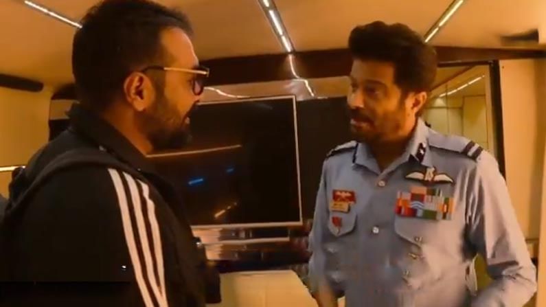 ನೆಟ್ಫ್ಲಿಕ್ಸ್ ನ ‘ಎಕೆ ವರ್ಸಸ್ ಎಕೆ’ ಚಿತ್ರದ ಕೆಲ ದೃಶ್ಯಗಳಿಗೆ ಕತ್ತರಿ ಹಾಕಲು ವಾಯುಪಡೆ ತಾಕೀತು ನೆಟ್ಫ್ಲಿಕ್ಸ್ ನ ‘ಎಕೆ ವರ್ಸಸ್ ಎಕೆ’ ಚಿತ್ರದ ಕೆಲ ದೃಶ್ಯಗಳಿಗೆ ಕತ್ತರಿ ಹಾಕಲು ವಾಯುಪಡೆ ತಾಕೀತು