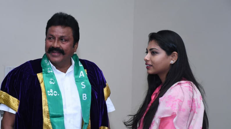 ಆತ್ಮಹತ್ಯೆ ಮಾಡಿಕೊಳ್ಳುವವರು ಹೇಡಿಗಳಲ್ಲದೇ ಮತ್ತಿನ್ನೇನು? BC ಪಾಟೀಲ್ ಪರ ಮಗಳ ಬ್ಯಾಟಿಂಗ್ ಆತ್ಮಹತ್ಯೆ ಮಾಡಿಕೊಳ್ಳುವವರು ಹೇಡಿಗಳಲ್ಲದೇ ಮತ್ತಿನ್ನೇನು? BC ಪಾಟೀಲ್ ಪರ ಮಗಳ ಬ್ಯಾಟಿಂಗ್