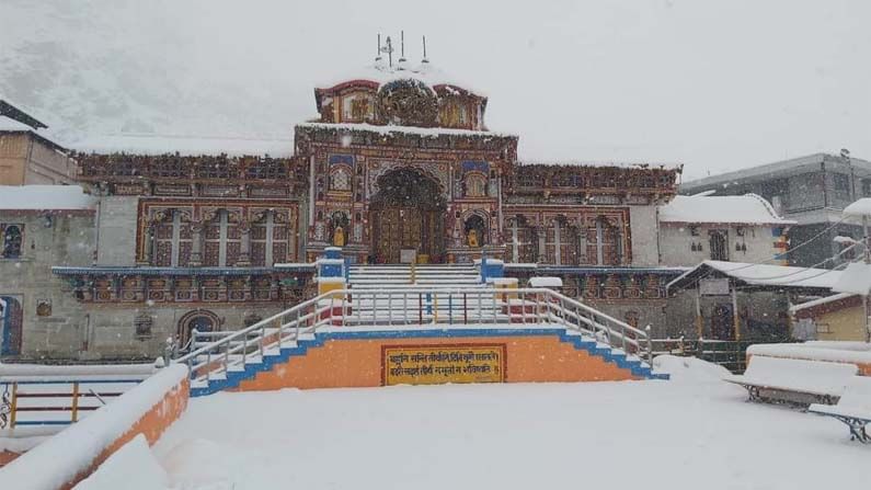 ಬದ್ರಿನಾಥ ದೇಗುಲಕ್ಕೂ ಹಿಮಾರ್ಚನೆ!