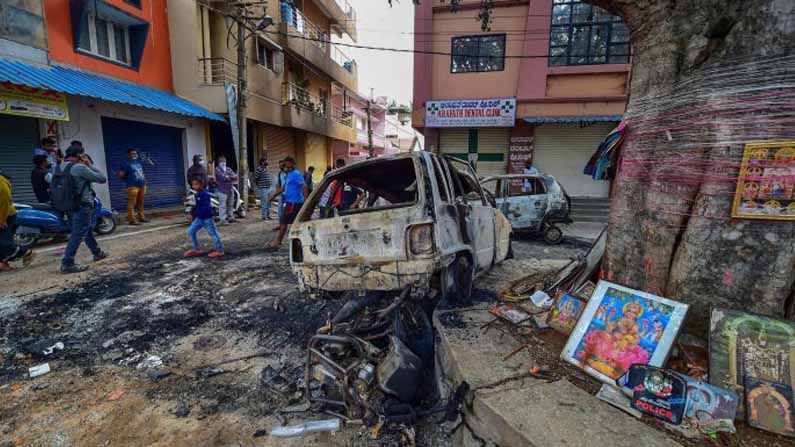 ಬೆಂಗಳೂರಿನ ಕೆಜಿ ಹಳ್ಳಿ, ಡಿಜೆ ಹಳ್ಳಿಯಲ್ಲಿ ಸಮುದಾಯ ವಿರೋಧಿ ಅವಹೇಳನಕಾರಿ ಪೋಸ್ಟ್ ಹರಿಬಿಟ್ಟ ಹಿನ್ನೆಲೆಯಲ್ಲಿ ನಡೆದಿದ್ದ ಗಲಭೆಯಿಂದ ಇಡೀ ರಾಜ್ಯವೇ ಬೆಚ್ಚಿಬಿದ್ದಿತ್ತು. ಆರೋಪಿಯ ಸಂಬಂಧಿಯಾದ ಶಾಸಕ ಅಖಂಡ ಶ್ರೀನಿವಾಸ್ ಮೂರ್ತಿ ಅವರ ಮನೆಗೆ ಉದ್ರಿಕ್ತರು ಮಧ್ಯರಾತ್ರಿ ಬೆಂಕಿ ಹಾಕಿದ್ದರು. 