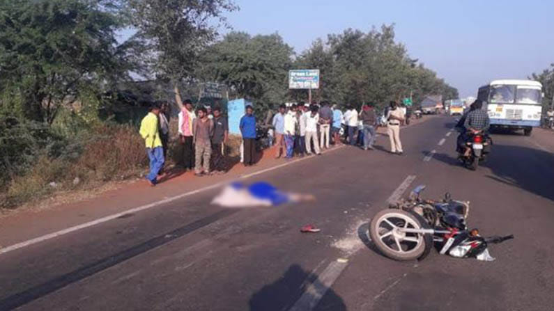 ನಿಂತಿದ್ದ ಲಾರಿಗೆ ಬೈಕ್ ಡಿಕ್ಕಿ: ಪತ್ನಿ ಸ್ಥಳದಲ್ಲೇ ದುರ್ಮರಣ ನಿಂತಿದ್ದ ಲಾರಿಗೆ ಬೈಕ್ ಡಿಕ್ಕಿ: ಪತ್ನಿ ಸ್ಥಳದಲ್ಲೇ ದುರ್ಮರಣ