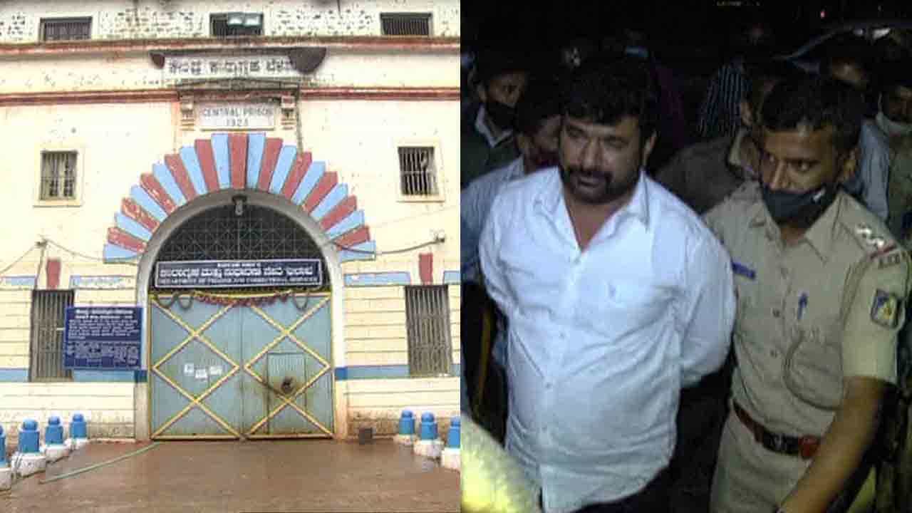 ಅಷ್ಟು ದೊಡ್ಡ ಬ್ಯಾಗ್ನಲ್ಲಿ ಸಪ್ಲೇ ಆಗಿದ್ದು ಊಟ-ಎಣ್ಣೆ ಅಲ್ಲ! ಮೆಡಿಸಿನ್ಸ್ ಅಷ್ಟೇ ಅಂದ್ರು DIG ಸೋಮಶೇಖರ್ ಅಷ್ಟು ದೊಡ್ಡ ಬ್ಯಾಗ್ನಲ್ಲಿ ಸಪ್ಲೇ ಆಗಿದ್ದು ಊಟ-ಎಣ್ಣೆ ಅಲ್ಲ! ಮೆಡಿಸಿನ್ಸ್ ಅಷ್ಟೇ ಅಂದ್ರು DIG ಸೋಮಶೇಖರ್