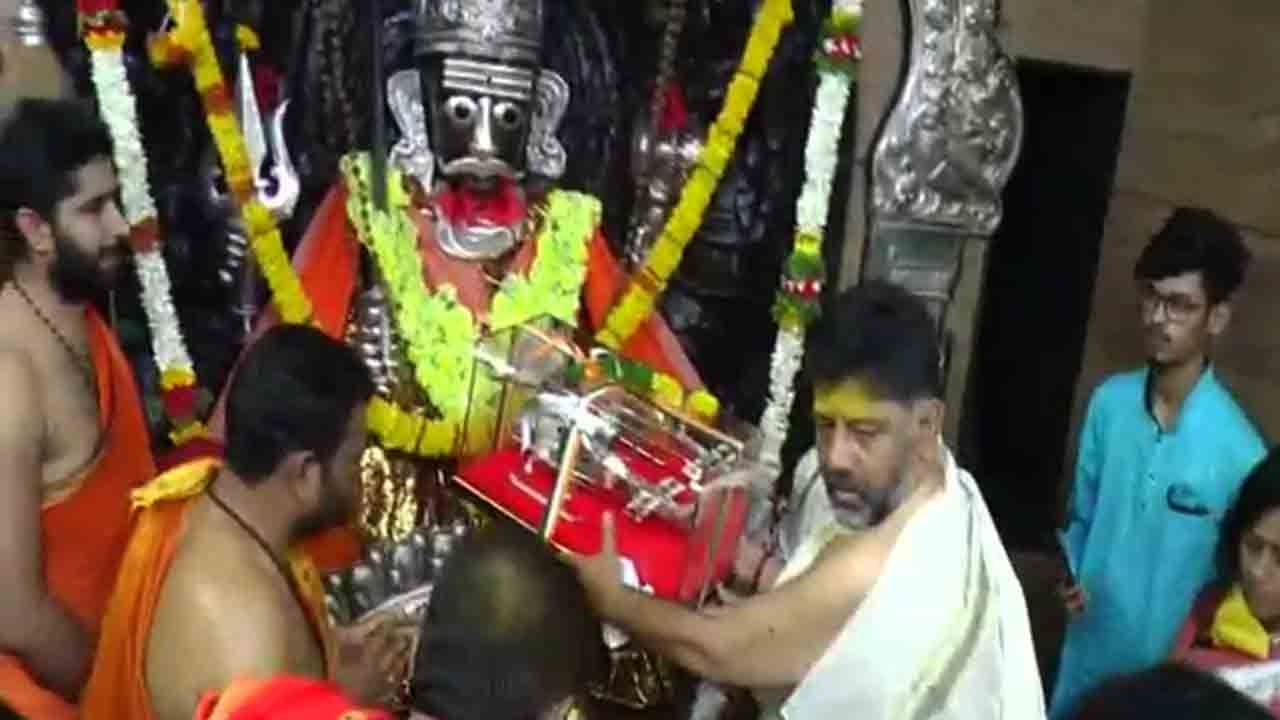 ಮೈಲಾರ ಲಿಂಗೇಶ್ವರನಿಗೆ ಡಿ.ಕೆ. ಶಿವಕುಮಾರ್ ಕಾಣಿಕೆ.. ಬೆಳ್ಳಿ ಹೆಲಿಕಾಪ್ಟರ್ ಗಿಫ್ಟ್! ಕಾರಣವೇನು ಗೊತ್ತಾ?