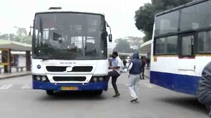 ಪೊಲೀಸ್ ಭದ್ರತೆಯಲ್ಲಿ BMTC ಬಸ್ ಸಂಚಾರ: ಮೆಜೆಸ್ಟಿಕ್ಗೆ ಆಗಮಿಸಿದ 2 ಬಸ್ಗಳು