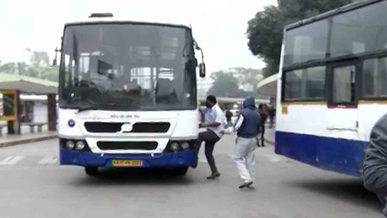 ಪೊಲೀಸ್ ಭದ್ರತೆಯಲ್ಲಿ BMTC ಬಸ್ ಸಂಚಾರ: ಮೆಜೆಸ್ಟಿಕ್ಗೆ ಆಗಮಿಸಿದ 2 ಬಸ್ಗಳು