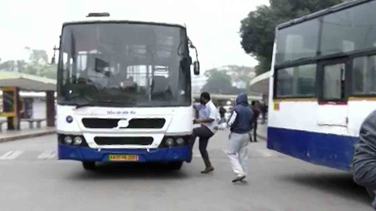 ಪೊಲೀಸ್ ಭದ್ರತೆಯಲ್ಲಿ BMTC ಬಸ್ ಸಂಚಾರ: ಮೆಜೆಸ್ಟಿಕ್‌ಗೆ ಆಗಮಿಸಿದ 2 ಬಸ್‌ಗಳು