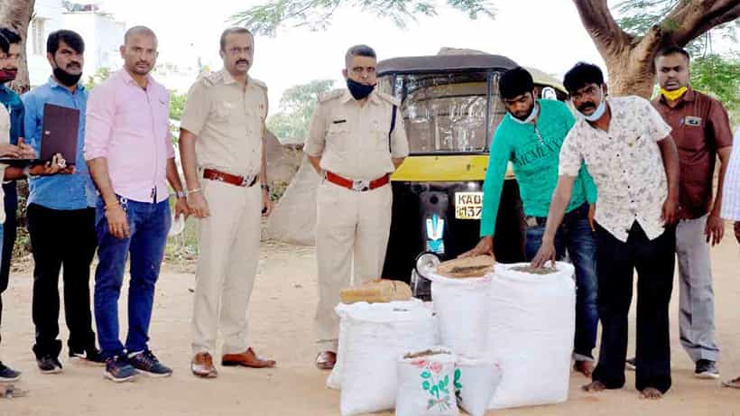 ಬಂಡಿಕಾಳಮ್ಮ ದೇವಸ್ಥಾನದ ಬಳಿ.. ಗಾಂಜಾ ಮಾರುತ್ತಿದ್ದ ಐನಾತಿಗಳು ಅಂದರ್