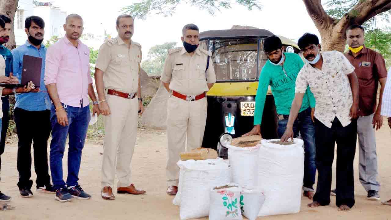 ಬಂಡಿಕಾಳಮ್ಮ ದೇವಸ್ಥಾನದ ಬಳಿ.. ಗಾಂಜಾ ಮಾರುತ್ತಿದ್ದ ಐನಾತಿಗಳು ಅಂದರ್​