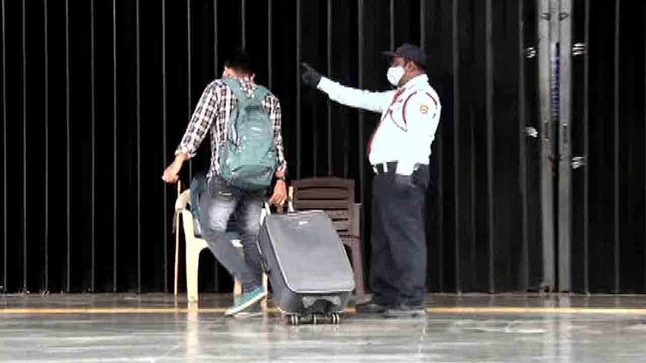 ಮುನ್ನೆಚ್ಚರಿಕಾ ಕ್ರಮ: ಕೆಂಪೇಗೌಡ ಮೆಟ್ರೋ ನಿಲ್ದಾಣದ ಗೇಟ್ ಬಂದ್ ಮುನ್ನೆಚ್ಚರಿಕಾ ಕ್ರಮ: ಕೆಂಪೇಗೌಡ ಮೆಟ್ರೋ ನಿಲ್ದಾಣದ ಗೇಟ್ ಬಂದ್
