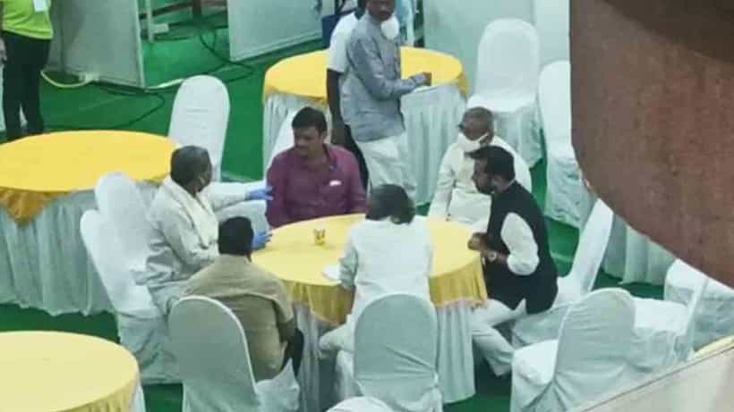 ಉಪಸಮರದಲ್ಲಿ ಬದ್ಧ ವೈರಿಗಳು.. ಅಧಿವೇಶನದಲ್ಲಿ ಆಪ್ತರು: ಲಾಂಜ್ನಲ್ಲಿ ಸಿದ್ದು ಜೊತೆ ಮುನಿರತ್ನ ಡೀಪ್ ಡಿಸ್ಕಷನ್!