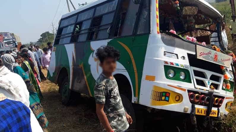 ಮದುವೆಗೆ ಹೊರಟ್ಟಿದ್ದ ಮಿನಿ ಬಸ್ ಪಲ್ಟಿ: ಪ್ರಯಾಣಿಕ ಸಾವು, 10ಕ್ಕೂ ಹೆಚ್ಚು ಮಂದಿಗೆ ಗಾಯ ಮದುವೆಗೆ ಹೊರಟ್ಟಿದ್ದ ಮಿನಿ ಬಸ್ ಪಲ್ಟಿ: ಪ್ರಯಾಣಿಕ ಸಾವು, 10ಕ್ಕೂ ಹೆಚ್ಚು ಮಂದಿಗೆ ಗಾಯ