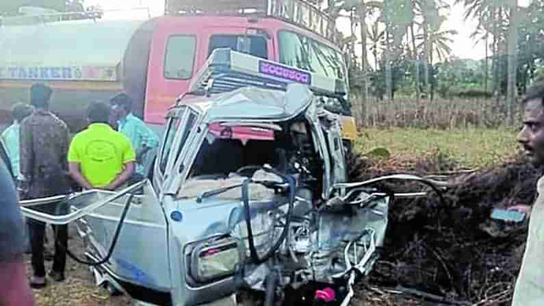 ಬೆಣ್ಣೆನಗರಿಯಲ್ಲಿ ಹಾಲಿನ ಲಾರಿಗೆ ಕಾರ್ ಡಿಕ್ಕಿ: ಇಬ್ಬರು ಸ್ಥಳದಲ್ಲೇ ಸಾವು