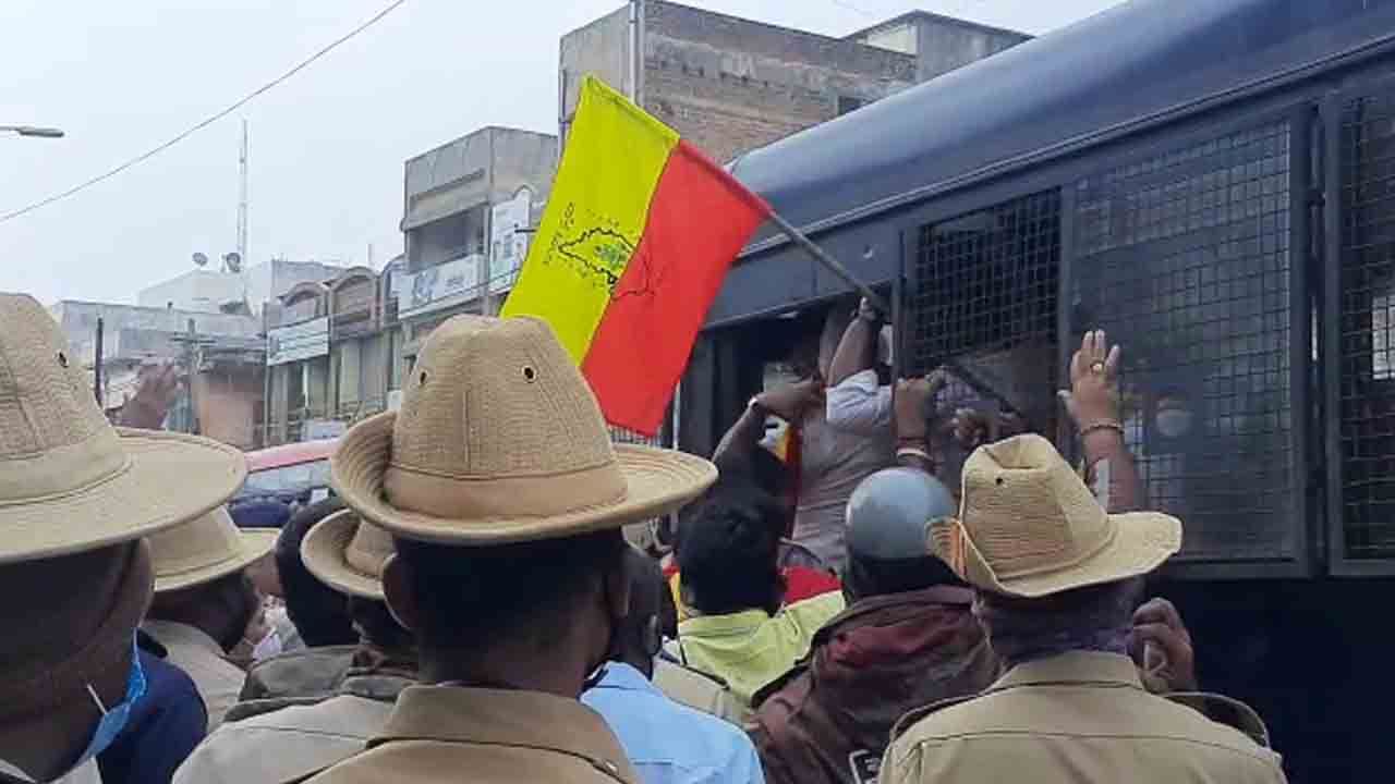 ಕೋಟೆನಾಡಲ್ಲಿ ಕರ್ನಾಟಕ ಬಂದ್ ಬಿಸಿ: ಟೈರ್‌ಗೆ ಬೆಂಕಿ ಹಚ್ಚಿ ಧರಣಿ