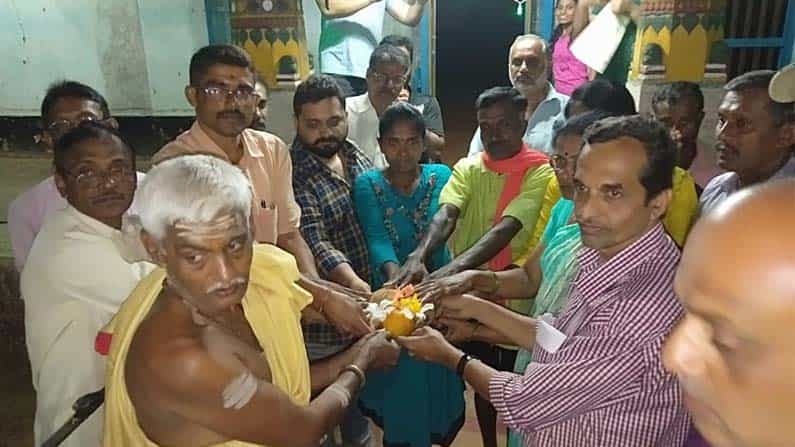 ಹಣ ಹೆಂಡ ಆಮಿಷ ತೋರಿಸಲ್ಲ.. ಪಕ್ಷ ಭೇದ ಮರೆತು ಗ್ರಾಮ ದೇವರ ಮುಂದೆ ಸಾಮೂಹಿಕ ಪ್ರಮಾಣ ಮಾಡಿದ ಅಭ್ಯರ್ಥಿಗಳು ಹಣ ಹೆಂಡ ಆಮಿಷ ತೋರಿಸಲ್ಲ.. ಪಕ್ಷ ಭೇದ ಮರೆತು ಗ್ರಾಮ ದೇವರ ಮುಂದೆ ಸಾಮೂಹಿಕ ಪ್ರಮಾಣ ಮಾಡಿದ ಅಭ್ಯರ್ಥಿಗಳು