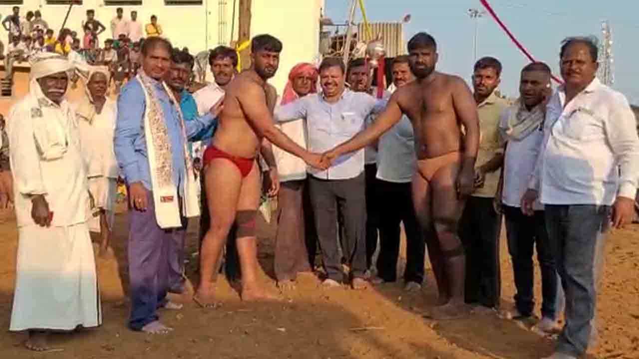 ಲೋಕಲ್ ‘ದಂಗಲ್’ನಿಂದ ಕೊಂಚ ಬ್ರೇಕ್ ಪಡೆದು.. ಕುಸ್ತಿ ಪಂದ್ಯಾವಳಿಗೆ ಚಾಲನೆ ಕೊಟ್ಟ ಹೊನ್ನಾಳಿ ಶಾಸಕ M.P.ರೇಣುಕಾಚಾರ್ಯ ಲೋಕಲ್ ‘ದಂಗಲ್’ನಿಂದ ಕೊಂಚ ಬ್ರೇಕ್ ಪಡೆದು.. ಕುಸ್ತಿ ಪಂದ್ಯಾವಳಿಗೆ ಚಾಲನೆ ಕೊಟ್ಟ ಹೊನ್ನಾಳಿ ಶಾಸಕ M.P.ರೇಣುಕಾಚಾರ್ಯ