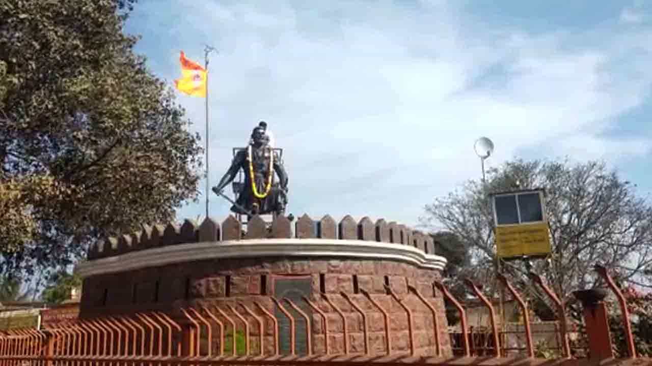 ಕರ್ನಾಟಕ ಬಂದ್​ ಮಧ್ಯೆ ಮರಾಠಿಗರ ವಿಜಯೋತ್ಸವ: ಶಿವಾಜಿ ಪ್ರತಿಮೆಗೆ ಮಾಲಾರ್ಪಣೆ, ಸಿಹಿ ಹಂಚಿಕೆ