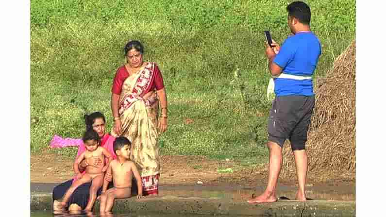 ಮೈದುಂಬಿಕೊಂಡ ವರದಾ ನದಿಯಲ್ಲಿ ಮೀಯಲು ಬಂದ ಜನ ಸಾಗರ..