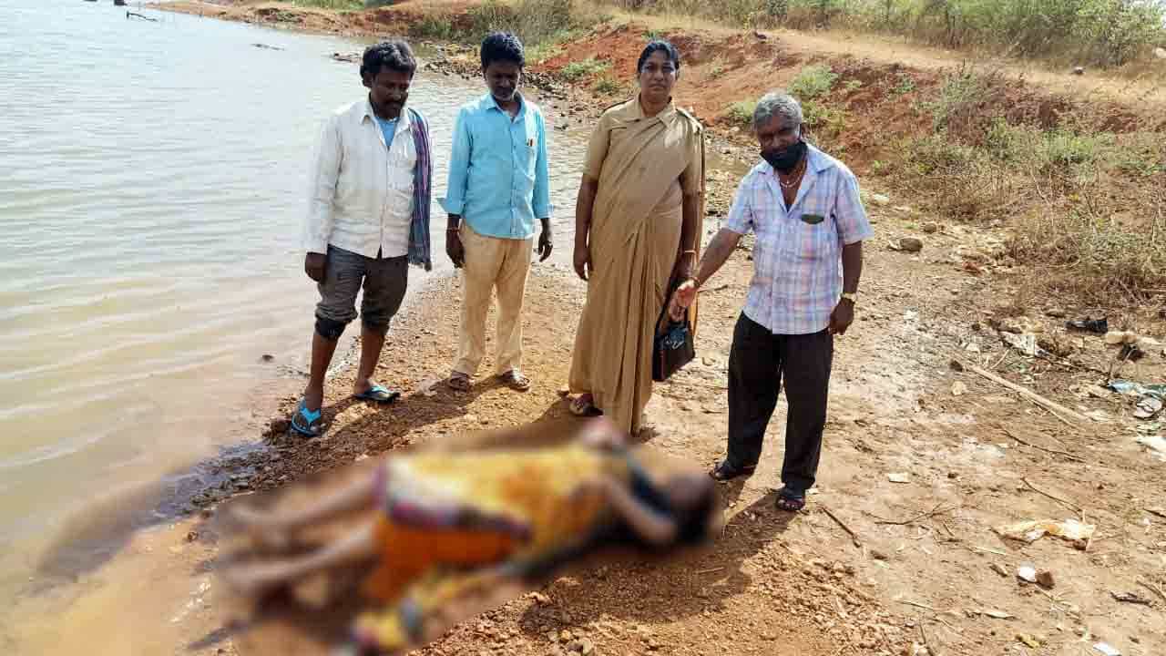 ಸಾಲಗಾರರ ಕಿರುಕುಳಕ್ಕೆ ಬೇಸತ್ತು.. ಫೈನಾನ್ಸ್ ವ್ಯವಹಾರ ಮಾಡುತ್ತಿದ್ದ ಮಹಿಳೆ ಆತ್ಮಹತ್ಯೆಗೆ ಶರಣು ಸಾಲಗಾರರ ಕಿರುಕುಳಕ್ಕೆ ಬೇಸತ್ತು.. ಫೈನಾನ್ಸ್ ವ್ಯವಹಾರ ಮಾಡುತ್ತಿದ್ದ ಮಹಿಳೆ ಆತ್ಮಹತ್ಯೆಗೆ ಶರಣು