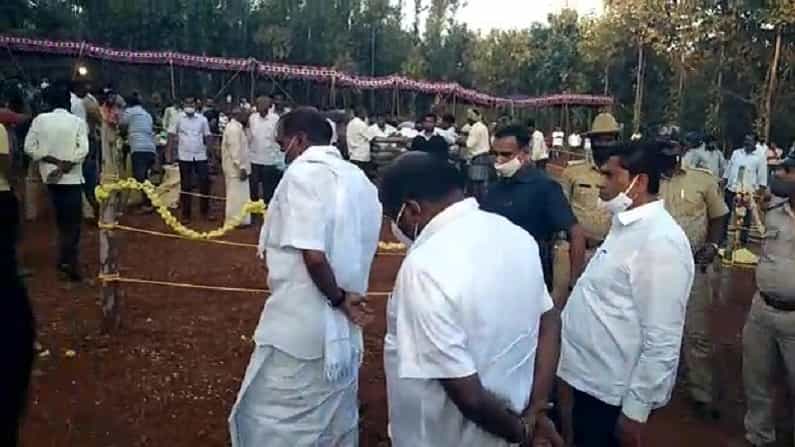 ವಿಧಾನ ಪರಿಷತ್ ಉಪಸಭಾಪತಿ S.L.ಧರ್ಮೇಗೌಡ ಪಂಚಭೂತಗಳಲ್ಲಿ ಲೀನ ವಿಧಾನ ಪರಿಷತ್ ಉಪಸಭಾಪತಿ S.L.ಧರ್ಮೇಗೌಡ ಪಂಚಭೂತಗಳಲ್ಲಿ ಲೀನ