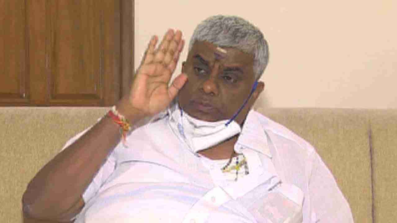 ‘ಒಬ್ಬೊಬ್ಬರು 50 ಸಾವಿರದಿಂದ 1 ಲಕ್ಷದವರೆಗೆ ಫೀಸ್ ತಗೊಂಡಿದ್ದಾರೆ.. ಮೊದಲು ಖಾಸಗಿ ಶಾಲೆ, ಕಾಲೇಜುಗಳನ್ನು ಮಟ್ಟ ಹಾಕಿ’