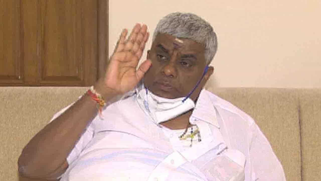 ‘ಒಬ್ಬೊಬ್ಬರು 50 ಸಾವಿರದಿಂದ 1 ಲಕ್ಷದವರೆಗೆ ಫೀಸ್ ತಗೊಂಡಿದ್ದಾರೆ.. ಮೊದಲು ಖಾಸಗಿ ಶಾಲೆ, ಕಾಲೇಜುಗಳನ್ನು ಮಟ್ಟ ಹಾಕಿ’