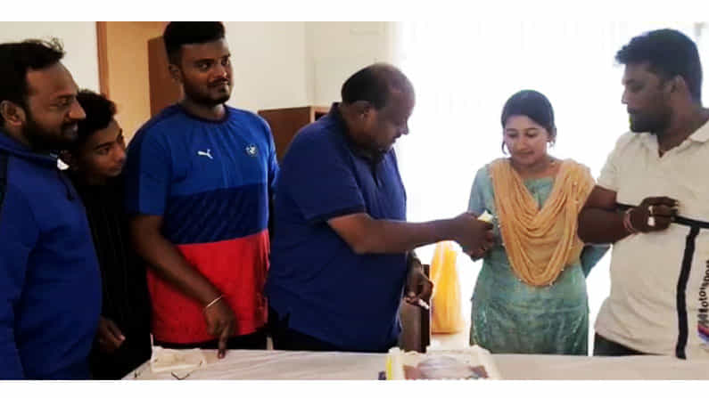 ಕಾಫಿನಾಡಿನಲ್ಲಿ ಕೇಕ್ ಕತ್ತರಿಸಿ 61ನೇ ಹುಟ್ಟುಹಬ್ಬ ಆಚರಿಸಿಕೊಂಡ ಹೆಚ್. ಡಿ. ಕುಮಾರಸ್ವಾಮಿ ಕಾಫಿನಾಡಿನಲ್ಲಿ ಕೇಕ್ ಕತ್ತರಿಸಿ 61ನೇ ಹುಟ್ಟುಹಬ್ಬ ಆಚರಿಸಿಕೊಂಡ ಹೆಚ್. ಡಿ. ಕುಮಾರಸ್ವಾಮಿ