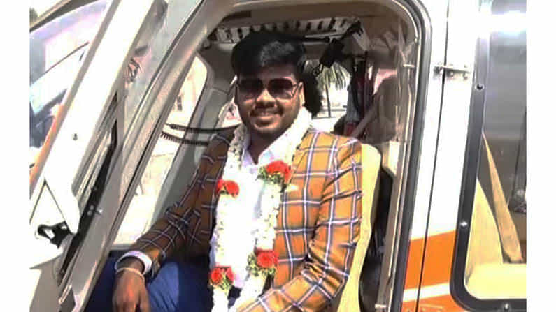 ಹೆಲಿಕಾಪ್ಟರ್​ನಲ್ಲಿ ಕಲ್ಯಾಣ ಮಂಟಪಕ್ಕೆ ಬಂದ ವರ.. ಬೆಂಗಳೂರಿನಲ್ಲೊಂದು ಅದ್ಧೂರಿ ಮದುವೆ