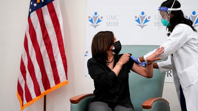 ಟಿವಿ ನೇರ ಪ್ರಸಾರದಲ್ಲಿ ಕೊರೊನಾ ಲಸಿಕೆ ಪಡೆದ ಅಮೆರಿಕ ನಿಯೋಜಿತ ಉಪಾಧ್ಯಕ್ಷೆ ಕಮಲಾ ಹ್ಯಾರಿಸ್ ಟಿವಿ ನೇರ ಪ್ರಸಾರದಲ್ಲಿ ಕೊರೊನಾ ಲಸಿಕೆ ಪಡೆದ ಅಮೆರಿಕ ನಿಯೋಜಿತ ಉಪಾಧ್ಯಕ್ಷೆ ಕಮಲಾ ಹ್ಯಾರಿಸ್