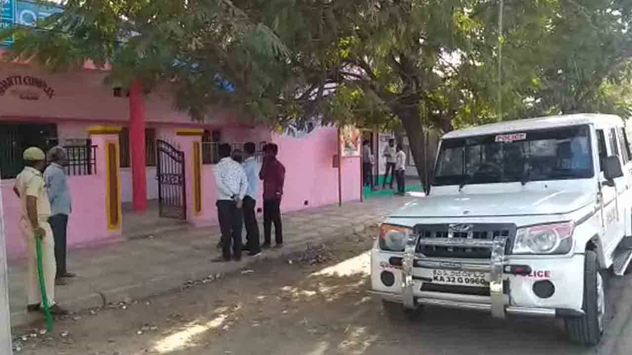 CCTV ಕಟ್ ಮಾಡಿ ಗ್ರಾಮೀಣ ಬ್ಯಾಂಕ್ ದರೋಡೆ: 50 ಲಕ್ಷ ಮೌಲ್ಯದ ಚಿನ್ನಾಭರಣ, 12ಲಕ್ಷ ನಗದು ಕದ್ದೊಯ್ದ ಖದೀಮರು CCTV ಕಟ್ ಮಾಡಿ ಗ್ರಾಮೀಣ ಬ್ಯಾಂಕ್ ದರೋಡೆ: 50 ಲಕ್ಷ ಮೌಲ್ಯದ ಚಿನ್ನಾಭರಣ, 12ಲಕ್ಷ ನಗದು ಕದ್ದೊಯ್ದ ಖದೀಮರು