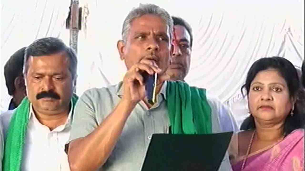 ಸಾರಿಗೆ ಸಿಬ್ಬಂದಿ ಮುಷ್ಕರ ಅಂತ್ಯ -ಕೋಡಿಹಳ್ಳಿ ಚಂದ್ರಶೇಖರ್ ಘೋಷಣೆ, ಯಾವುದೇ ಕ್ಷಣ ಬಸ್ ರೈಟ್.. ರೈಟ್! ಸಾರಿಗೆ ಸಿಬ್ಬಂದಿ ಮುಷ್ಕರ ಅಂತ್ಯ -ಕೋಡಿಹಳ್ಳಿ ಚಂದ್ರಶೇಖರ್ ಘೋಷಣೆ, ಯಾವುದೇ ಕ್ಷಣ ಬಸ್ ರೈಟ್.. ರೈಟ್!