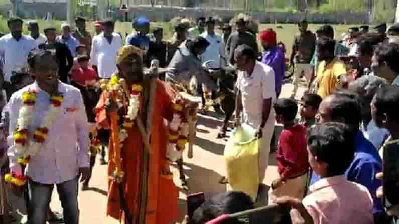 ಸಾಕು ಪ್ರಾಣಿಗಳೊಂದಿಗೆ ನಾಮಪತ್ರ ಸಲ್ಲಿಸಲು ಬಂದ ಭೂಪ; ಚಿನ್ನದ ನಾಡಲ್ಲಿ ಎಲ್ಲರ ಗಮನ ಸೆಳೆದ ಗಿಡ್ಡಪ್ಪ