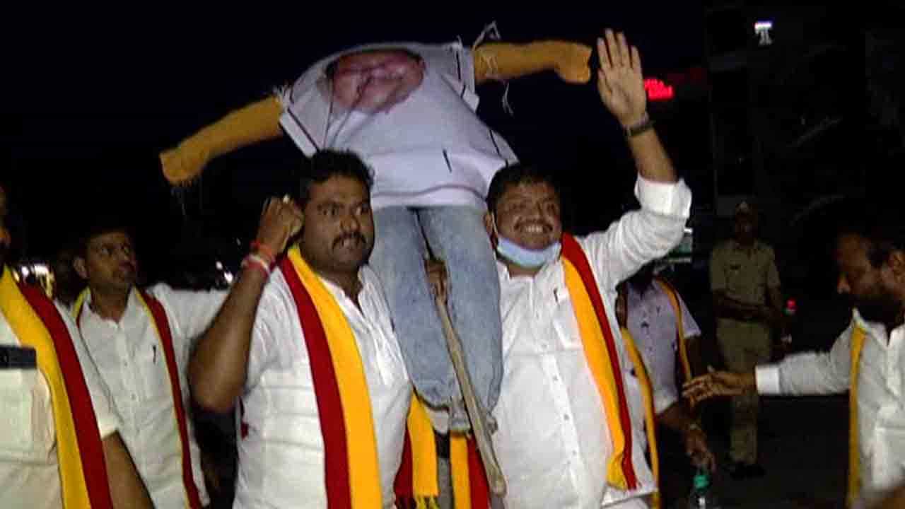 ಕರ್ನಾಟಕ ಬಂದ್: ಶಾಸಕ ಯತ್ನಾಳ್ ಅಣಕು ಶವಯಾತ್ರೆ, ಪ್ರತಿಕೃತಿಗೆ ಚಪ್ಪಲಿಯಲ್ಲಿ ಹೊಡೆದು ಕಿಡಿ ಕರ್ನಾಟಕ ಬಂದ್: ಶಾಸಕ ಯತ್ನಾಳ್ ಅಣಕು ಶವಯಾತ್ರೆ, ಪ್ರತಿಕೃತಿಗೆ ಚಪ್ಪಲಿಯಲ್ಲಿ ಹೊಡೆದು ಕಿಡಿ