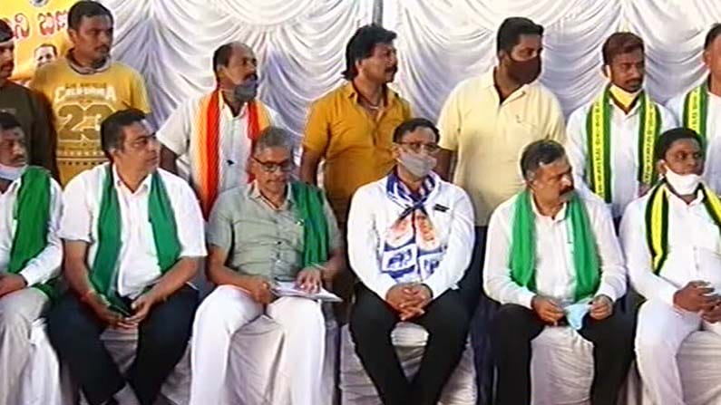 ಸಚಿವ ಲಕ್ಷ್ಮಣ ಸವದಿ ಸವದಿ ಸ್ಥಳಕ್ಕೆ ಬರಬೇಕು: ಧರಣಿ ನಿರತರ ಪಟ್ಟು ಸಚಿವ ಲಕ್ಷ್ಮಣ ಸವದಿ ಸವದಿ ಸ್ಥಳಕ್ಕೆ ಬರಬೇಕು: ಧರಣಿ ನಿರತರ ಪಟ್ಟು