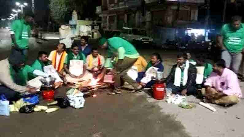 ಕೃಷಿ ಕಾಯ್ದೆ ವಿರುದ್ಧ ಸಿಡಿದೆದ್ದ ರೈತರು.. ರಸ್ತೆ ಮೇಲೆ ಉಪಹಾರ ತಯಾರಿಸಿ ಹಲವು ಕಡೆ ವಿಭಿನ್ನ ಪ್ರತಿಭಟನೆ