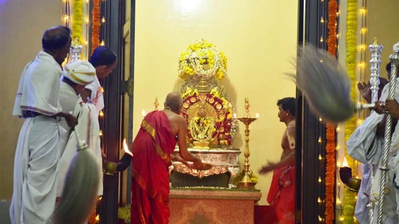 ದೇವರಿಗೆ ಭಕ್ತಿಯಿಂದ ಪೂಜೆ ಸಲ್ಲಿಸುವ ಸಂದರ್ಭ