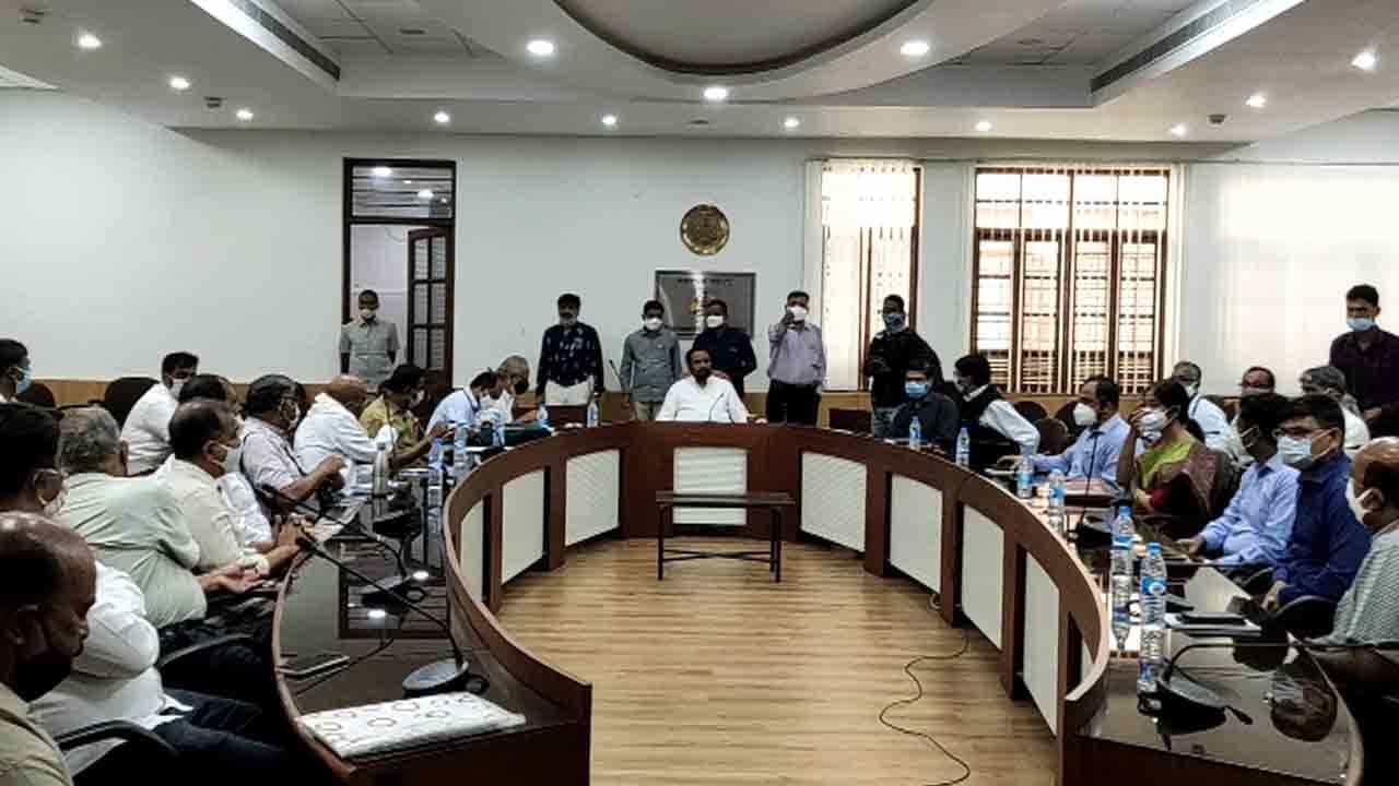 ಸಾರಿಗೆ ಮುಷ್ಕರ: ಸಚಿವ ಲಕ್ಷ್ಮಣ ಸವದಿ ನೇತೃತ್ವದ ಸಭೆ ಅರ್ಧಕ್ಕೆ ಸ್ಥಗಿತ