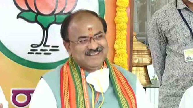 BJP ಜೊತೆಗೆ ‘ಆ ಪಕ್ಷ’ ವಿಲೀನವಾಗುತ್ತಾ? ಶಾಸಕ ಲಿಂಬಾವಳಿಯಿಂದ ಸ್ಫೋಟಕ ಸುಳಿವು BJP ಜೊತೆಗೆ ‘ಆ ಪಕ್ಷ’ ವಿಲೀನವಾಗುತ್ತಾ? ಶಾಸಕ ಲಿಂಬಾವಳಿಯಿಂದ ಸ್ಫೋಟಕ ಸುಳಿವು