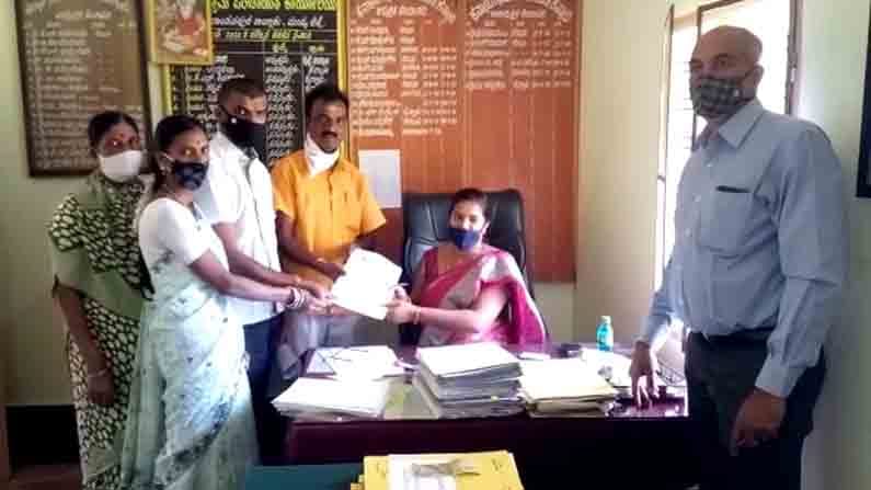 ಗ್ರಾಮ ಪಂಚಾಯತಿ ಚುನಾವಣೆಗೆ ಅಂಬರೀಶ್ ಅಭಿಮಾನಿ ಕುಟುಂಬದ ಮೂವರು ಸ್ಪರ್ಧೆ! ಗ್ರಾಮ ಪಂಚಾಯತಿ ಚುನಾವಣೆಗೆ ಅಂಬರೀಶ್ ಅಭಿಮಾನಿ ಕುಟುಂಬದ ಮೂವರು ಸ್ಪರ್ಧೆ!